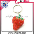 O mais novo estilo de strass moda metal morango keychain